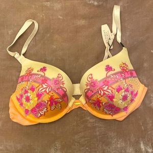 Brand New Victoria’s Secret Fabulous Plunge Bra